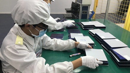 Kiểm soát chất lượng bên trong nhà máy sản xuất tấm pin mặt trời của SolarBK