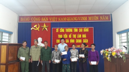 Sở Công Thương Cao Bằng hỗ trợ các hộ nghèo xây dựng nông thôn mới