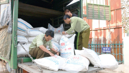 Liên tiếp tạm giữ lượng lớn đường cát không rõ nguồn gốc