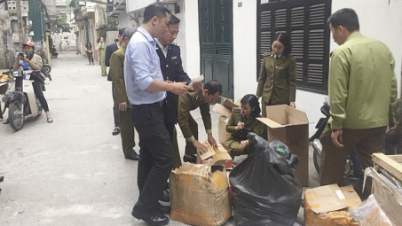 Đột kích cơ sở kinh doanh “hô biến” nhãn mác Trung Quốc thành hàng hiệu