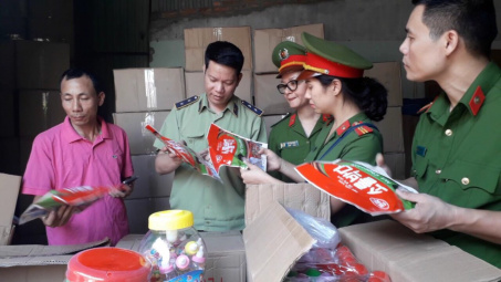 3 cửa hàng kinh doanh bị phát hiện bán sản phẩm in đường lưỡi bò