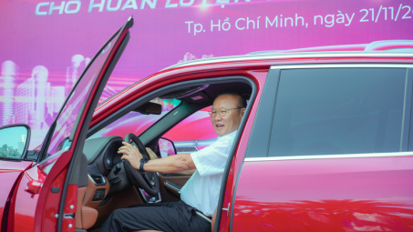 HLV Park Hang Seo được tặng xe VinFast SA2.0 bản cao cấp nhất