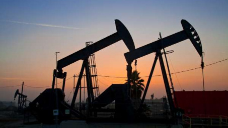 Giá dầu thô tăng nhẹ trước diễn biến trái chiều về thỏa thuận thương mại Mỹ - Trung