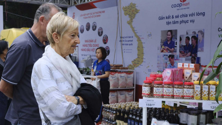 Những khách hàng đầu tiên tham gia trải nghiệm thực phẩm an toàn trên không gian phố đi bộ