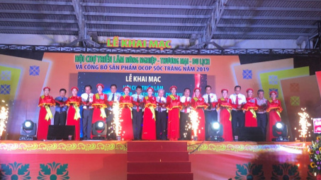 Hàng ngàn người đổ vể Sóc Trăng xem đua ghe và dự Hội chợ Triển lãm