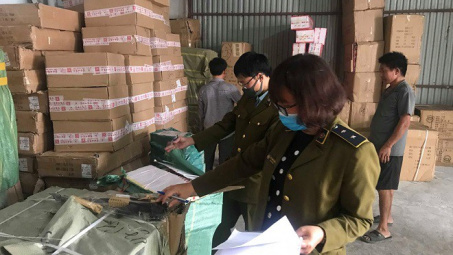 [NÓNG]: 30 tấn bánh kẹo trôi nổi trên 3 xe tải bị thu giữ