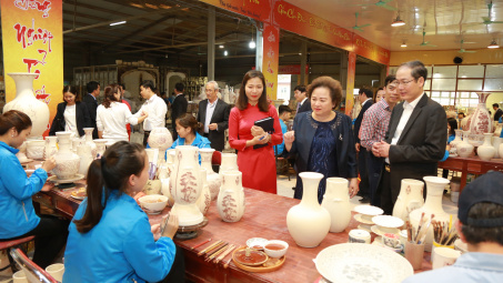 Hải Dương công nhận và gắn biển điểm du lịch làng nghề Gốm Chu Đậu