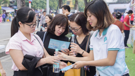 Hàng chục nghìn chai nước Vivant được giới thiệu đến người dân Thủ đô