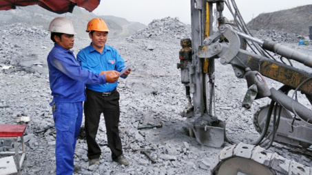 Giải pháp rút ngắn cự ly đổ thải đê đá khai trường 15B tại Apatit Việt Nam