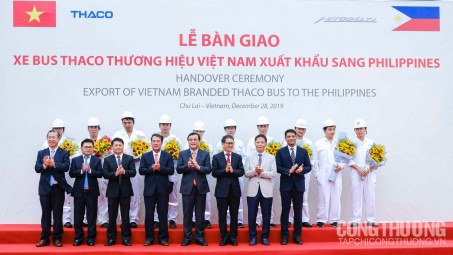 Mốc son cho ngành công nghiệp ô tô: 15 xe bus THACO xuất khẩu sang Philippines