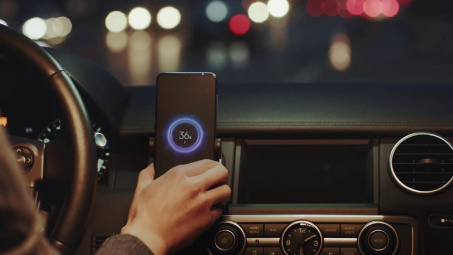 Sạc điện thoại, laptop trên ô tô - thói quen tai hại có thể gây cháy nổ