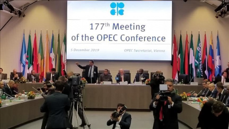 Khối OPEC đồng ý đẩy mạnh cắt giảm sản lượng khai thác dầu thô