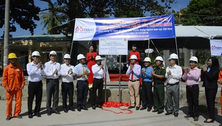 EVN SPC gắn biển công trình cấp điện lưới quốc gia tại Kiên Giang