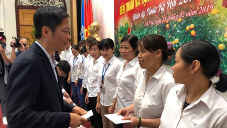Bộ trưởng Trần Tuấn Anh thăm và trao quà Tết cho người lao động có hoàn cảnh khó khăn tại Tổng Công ty May 10