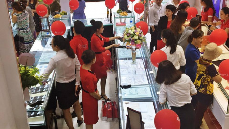 Giá vàng hôm nay 18/2: Chạm mức cao nhất 2 tuần và tiếp tục tăng cao