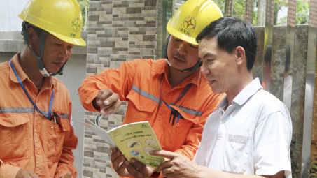 Hình ảnh cảm động của người thợ điện khiến cư dân mạng nao lòng