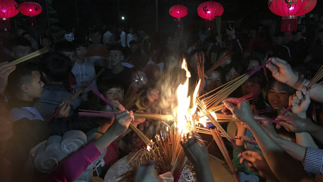 Giao thừa đi hái lộc xuân