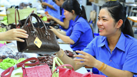 Công đoàn đồng hành cùng lao động nữ trước áp lực công việc ngày càng tăng