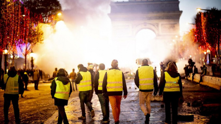 Quốc tế nổi bật: Lửa vẫn cháy trên thành Paris