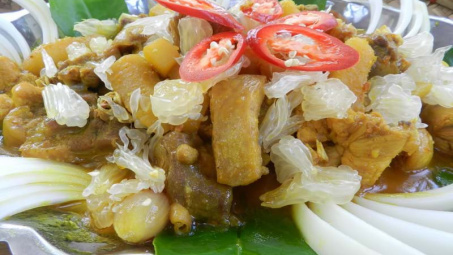 Hào hứng gà tây “nhậu” rượu ta