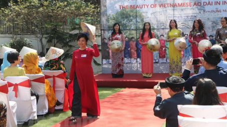 Mang vẻ đẹp Áo dài Việt đến với bạn bè ASEAN và Ấn Độ