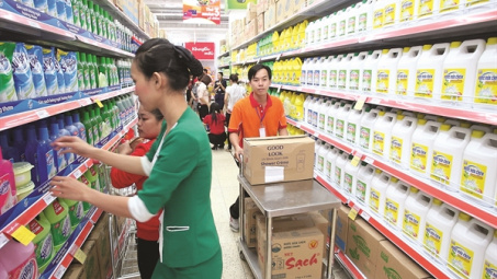 Smartphone bão hòa, đại gia phân phối công nghệ “lấn sân” FMCG
