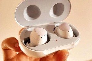 Cuộc đối đầu Airpods 2 & Samsung Buds