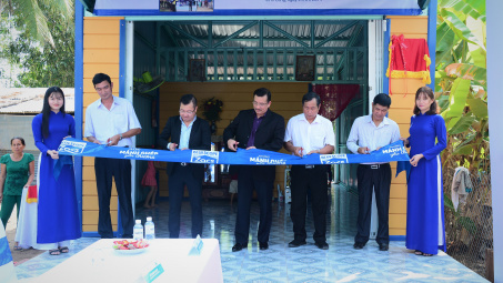 Tôn Zacs và đại lý ủy quyền tặng 50 mái ấm cho người lao động nghèo