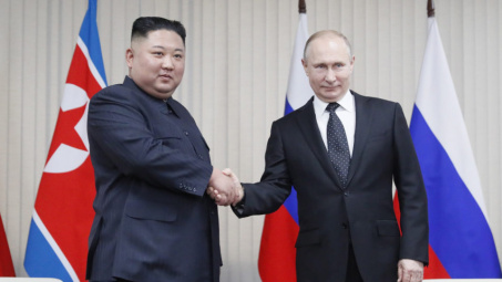 Tổng thống Nga Putin chính thức bắt tay Chủ tịch Kim