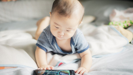 WHO kêu gọi hạn chế trẻ dưới 5 tuổi xem nhiều màn hình điện tử