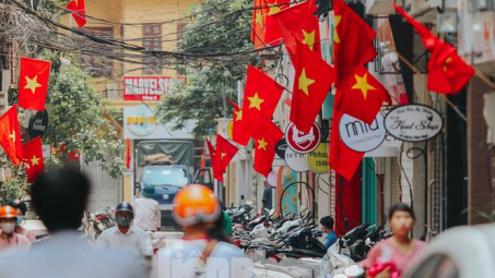 Phố phường Hà Nội rực rỡ cờ đỏ mừng ngày 30/4