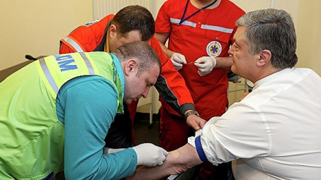 Tin ảnh: Hai ứng cử viên tổng thống Ukraine phải đi xét nghiệm máu