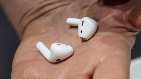 Amazon làm thiết bị đeo Alexa đầu tiên, cạnh tranh AirPods của Apple