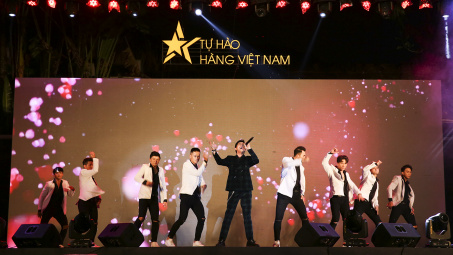 Noo Phước Thịnh "đội mưa" cùng khán giả, dành tặng ca khúc "Tôi là một ngôi sao" tới Chương trình Nhận diện hàng Việt Nam - Tự hào hàng Việt Nam 2019