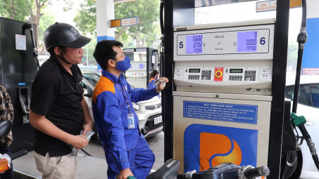Giá xăng, dầu giảm nhẹ sau 3 kỳ tăng mạnh liên tiếp