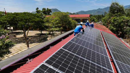 EVNCPC ký hợp đồng mua điện mặt trời áp mái với 407 khách hàng
