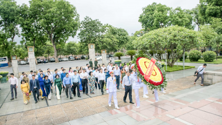 Tháng 5 chúng con báo công dâng Người