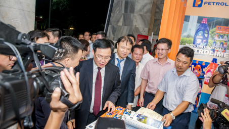 Đông đảo khách tham quan triển lãm thành tựu 10 năm CVĐ "Người Việt Nam ưu tiên dùng hàng Việt Nam" ngành Công Thương