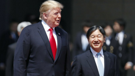 Tin ảnh: Lần đầu ông Trump làm việc đó
