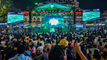 Phố đi bộ Hà Nội sôi động dịp cuối tuần với trải nghiệm thế giới bia