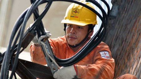 Thợ điện và "cuộc chiến" mùa nắng nóng