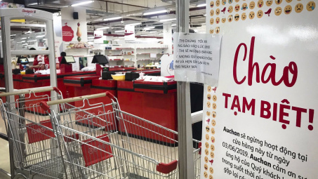 Nhìn thấy gì từ chuyện chú chim đỏ Auchan và miếng bánh bán lẻ Việt Nam?