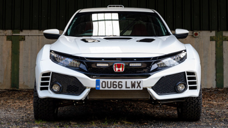 Cặp đôi Honda Civic "độ" độc bản theo 2 cách hoàn toàn khác nhau