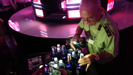 "Đột kích" quán bar trên phố cổ Hà Nội, thu giữ hơn 10.000 quả "bóng cười"