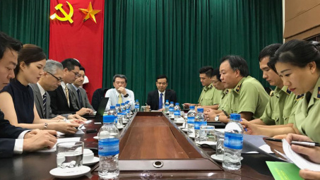 Thương hiệu Uniqlo “bắt tay” Quản lý thị trường chống hàng giả