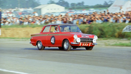 Hàng "độc" xe đua cổ Lotus Cortina hơn 50 năm tuổi bán đấu giá ngang Ferrari đời mới