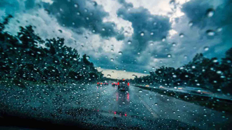 Lái xe trong mưa bão nguy hiểm mức nào, cần lưu ý những gì?