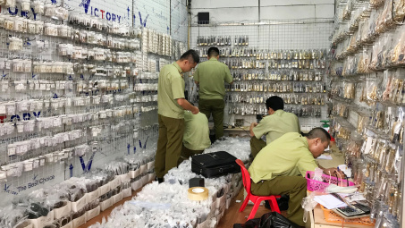 Gần 3.000 sản phẩm giả thương hiệu nổi tiếng bị thu giữ tại chợ Ninh Hiệp