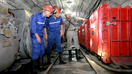 Bơm tháo khô mỏ ngay từ những ngày nắng