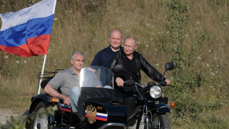 Tin ảnh: Putin làm điều rất giản dị